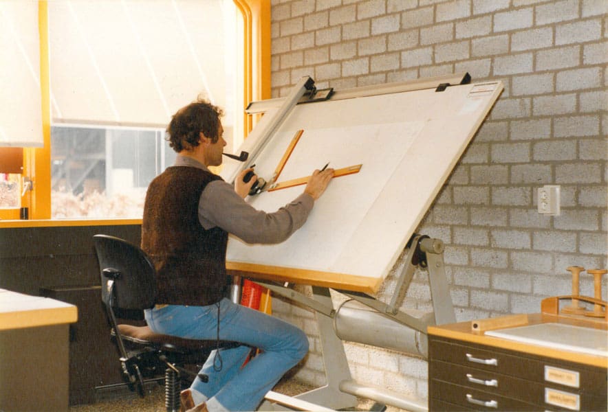 Lojan Jan Louët aan het werk aan de tekentafel in 1983
