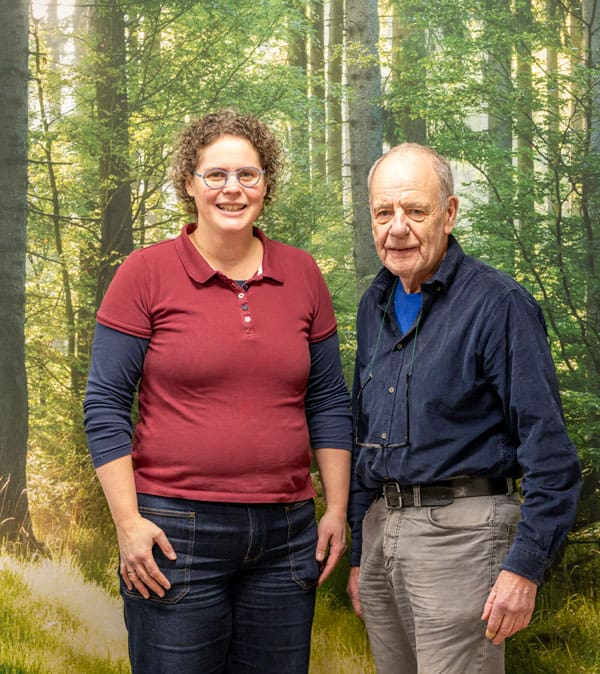 Jan Louet en Loes poseren voor een wand met bos op de achtergrond