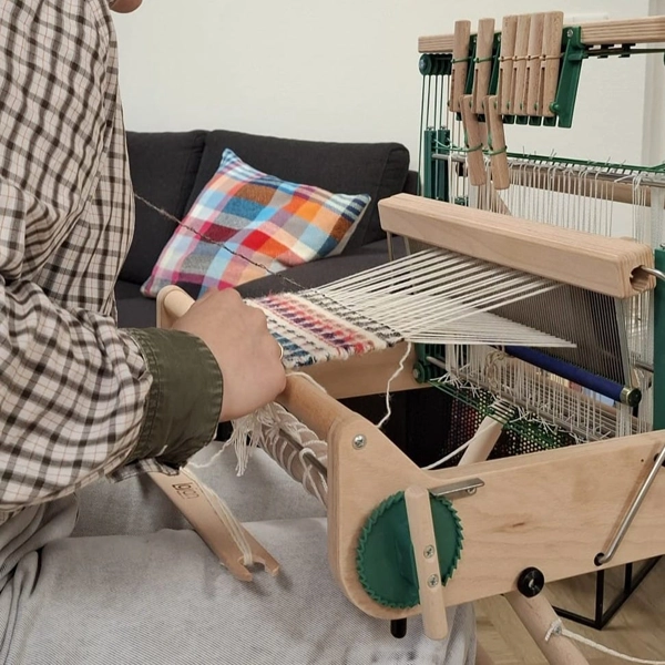 Weaving on lojan Flex loom